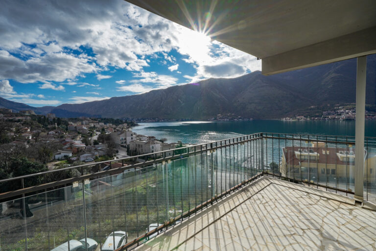 Furnished 3-bedroom apartment in Dobrota