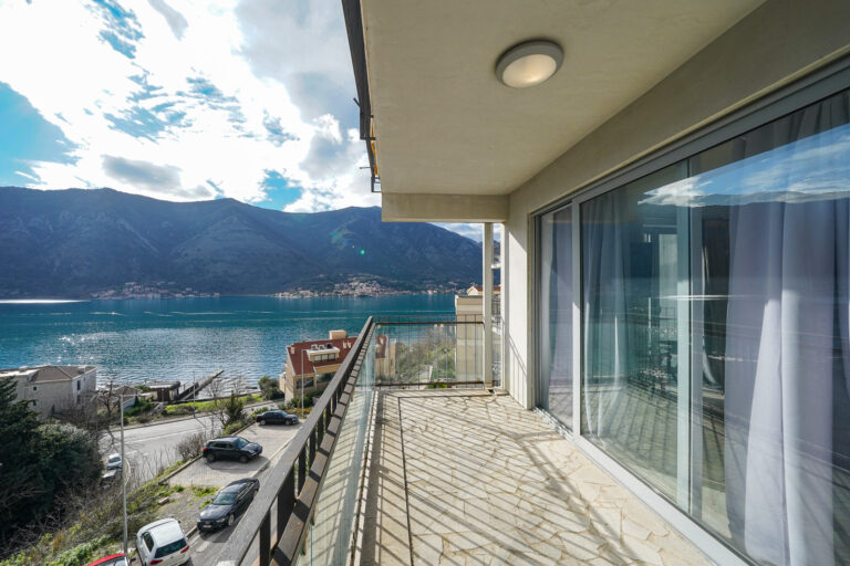 Furnished 3-bedroom apartment in Dobrota