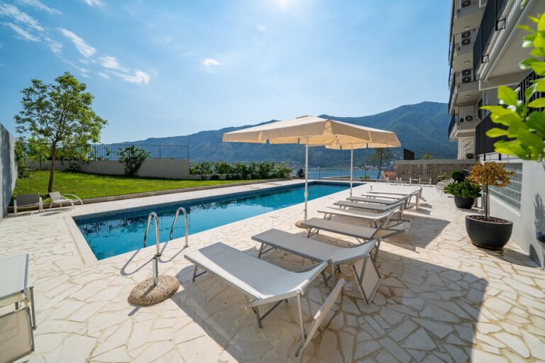Furnished 3-bedroom apartment in Dobrota