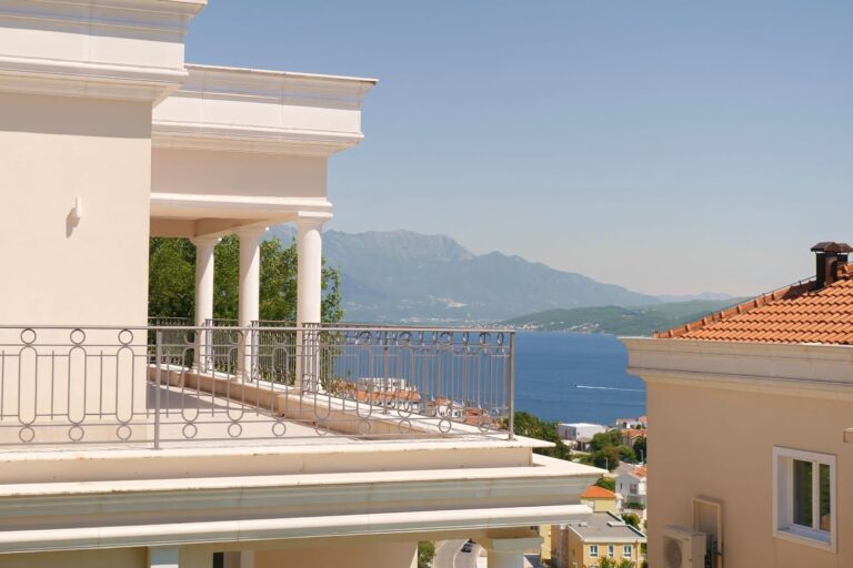 Spacious 3-bedroom penthouse in a residential complex with a swimming pool