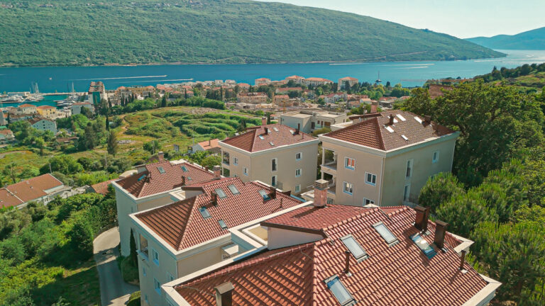 Spacious 3-bedroom penthouse in a residential complex with a swimming pool