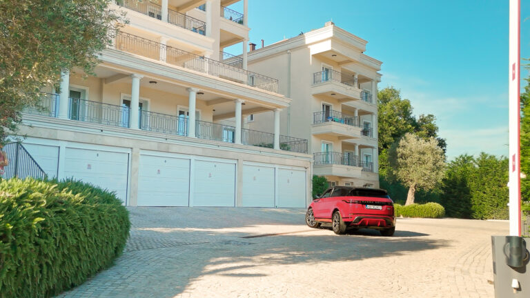 Spacious 3-bedroom penthouse in a residential complex with a swimming pool