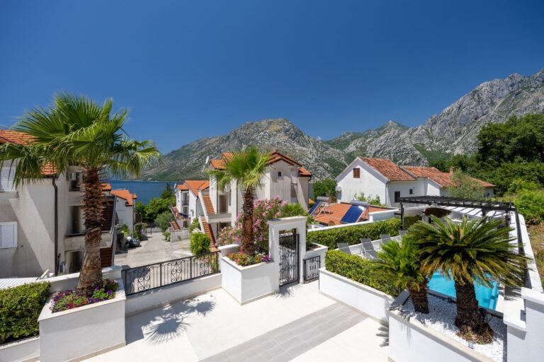 House in Ljuta with a swimming pool and three apartments