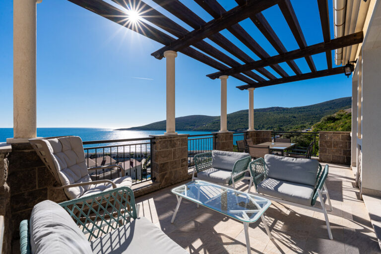 Готовые меблированные апартаменты с панорамным видом на море — Marina Village Luštica Bay