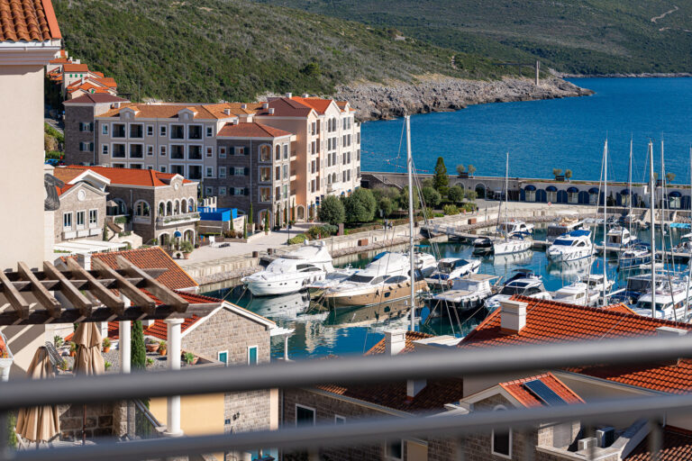 Готовые меблированные апартаменты с панорамным видом на море — Marina Village Luštica Bay