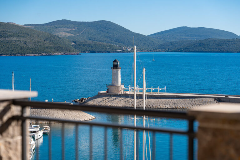 Готовые меблированные апартаменты с панорамным видом на море — Marina Village Luštica Bay