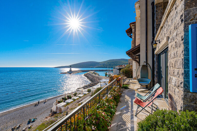 Trosoban stan na prodaju u Luštica Bay- prva linija do mora