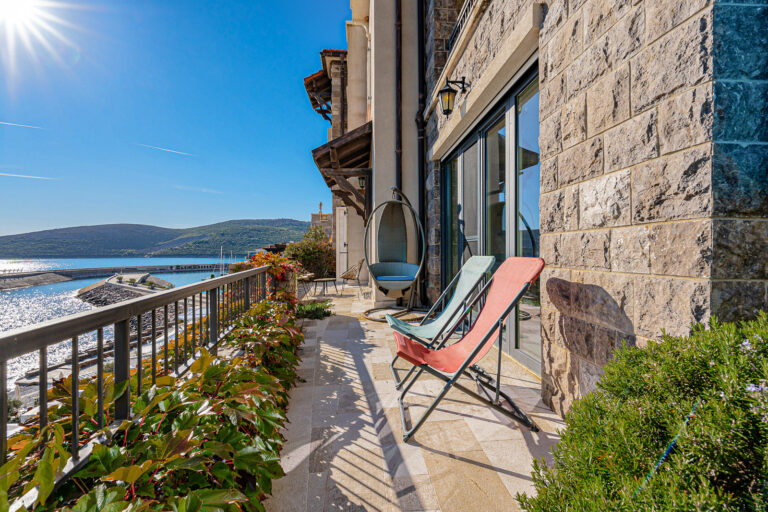 Trosoban stan na prodaju u Luštica Bay- prva linija do mora