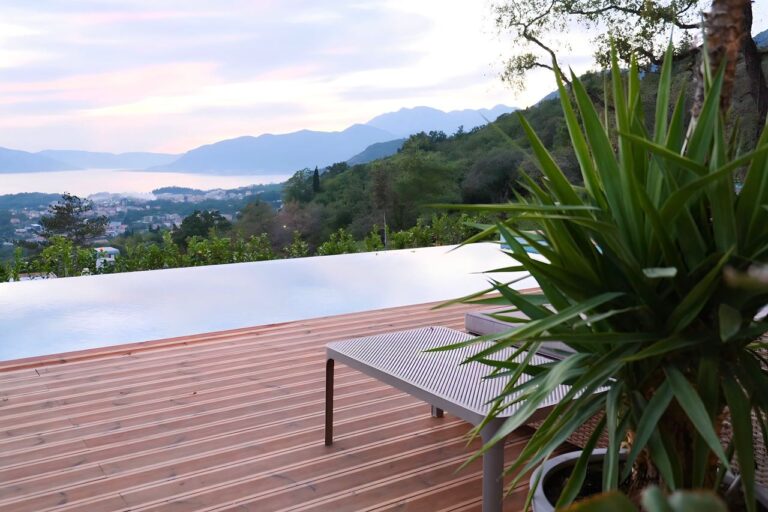 Villa with a pool in the suburbs of Tivat