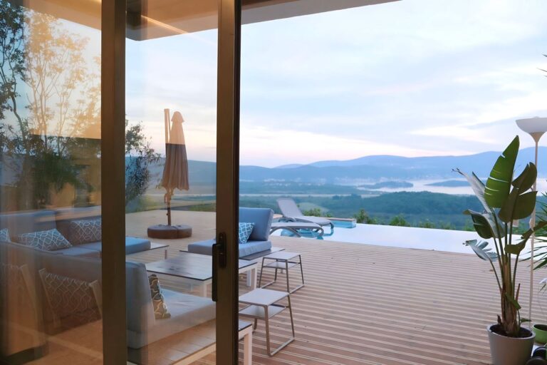 Villa with a pool and garage in the suburbs of Tivat