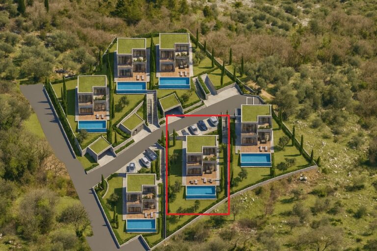 Villa with a pool in the suburbs of Tivat