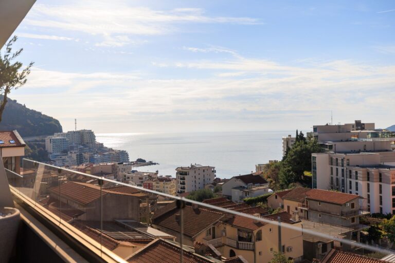 Penthouse with panoramic rooftop terrace in Bečići
