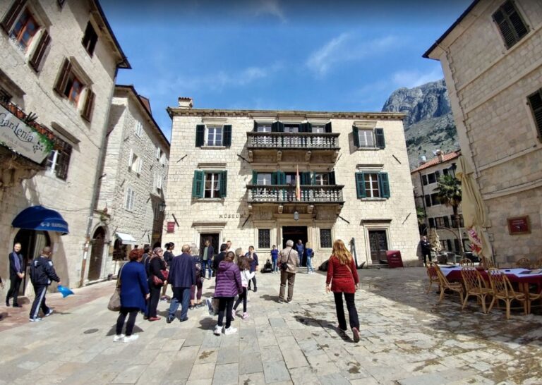 Three-bedroom apartment in the heart of Kotor