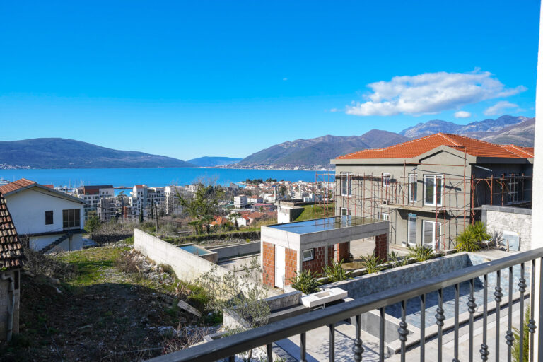 Duplex sa 4 spavaće sobe u centru Tivta