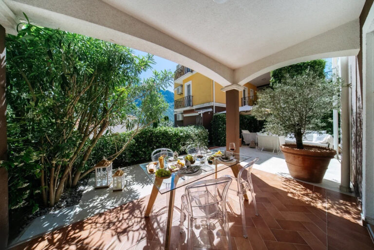 Apartment with a courtyard in a complex with a pool in the Bay of Kotor