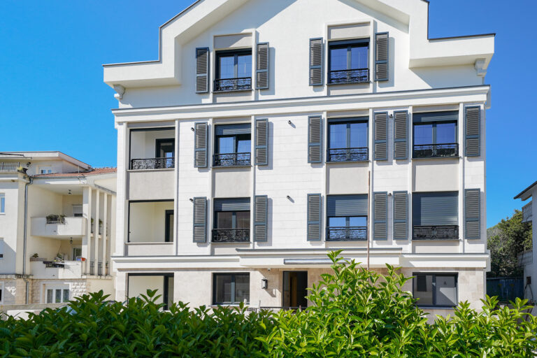 Trosoban apartman u novoj zgradi u centru Tivta