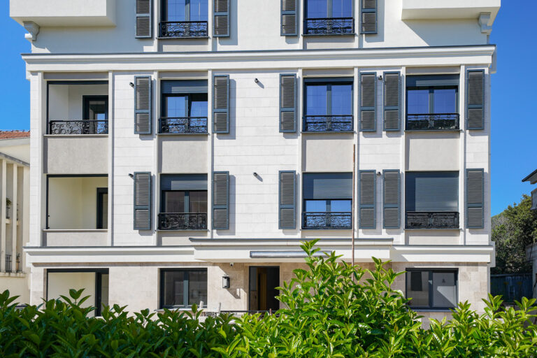 Trosoban apartman u novoj zgradi u centru Tivta
