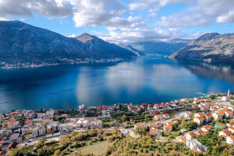 Dvosoban apartman u stambenom kompleksu u Dobroti
