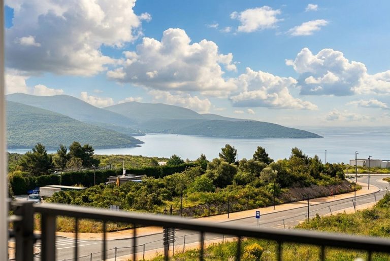 Апартаменты с 2 спальнями и видом на море в Centrale Luštica Bay