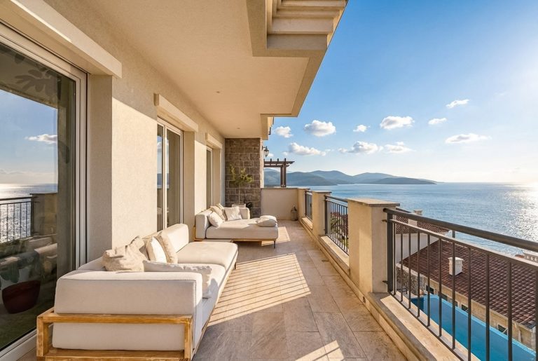 Меблированные апартаменты с 2 спальнями в Marina Village Luštica Bay
