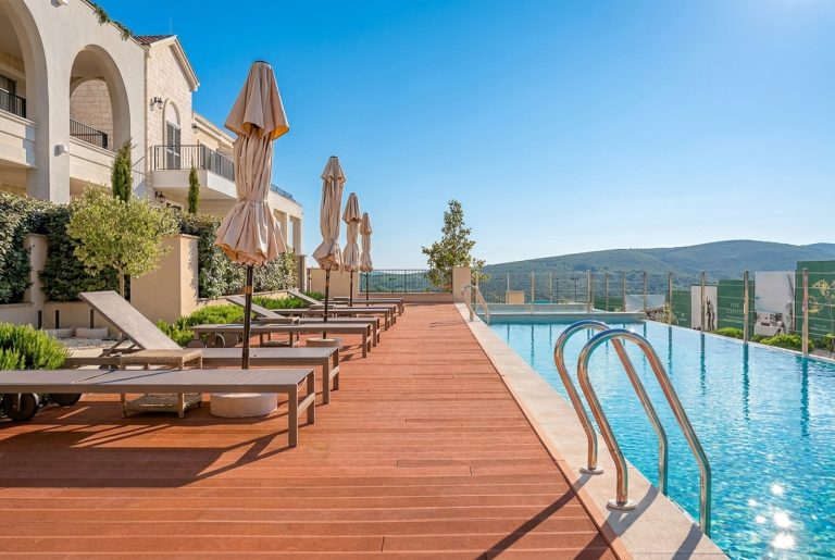 Апартаменты с 2 спальнями и видом на море в Centrale Luštica Bay