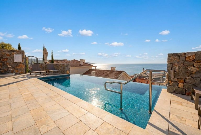Меблированные апартаменты с 2 спальнями в Marina Village Luštica Bay