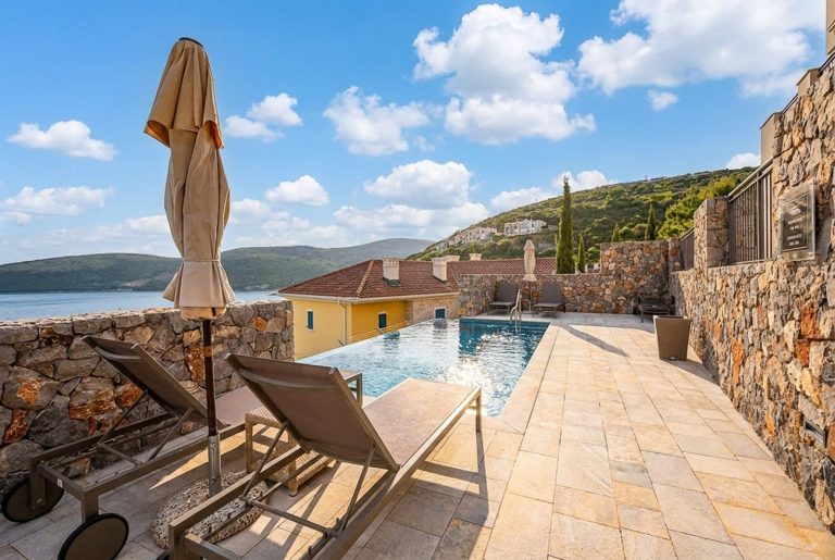 Меблированные апартаменты с 2 спальнями в Marina Village Luštica Bay