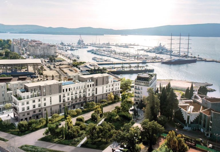 Five-bedroom penthouse in a premium complex in Tivat