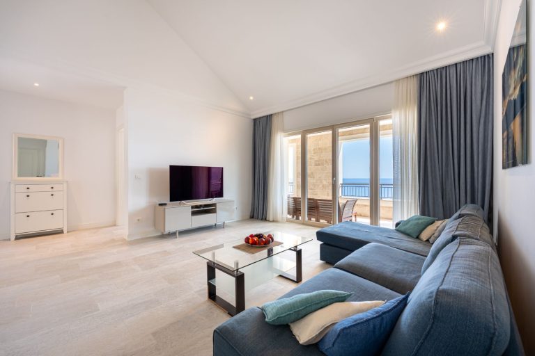 Panoramic 2-bedroom apartment in Marina Village