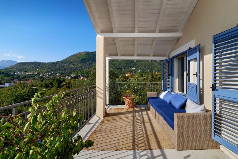Villa with a swimming pool in the suburbs of Tivat