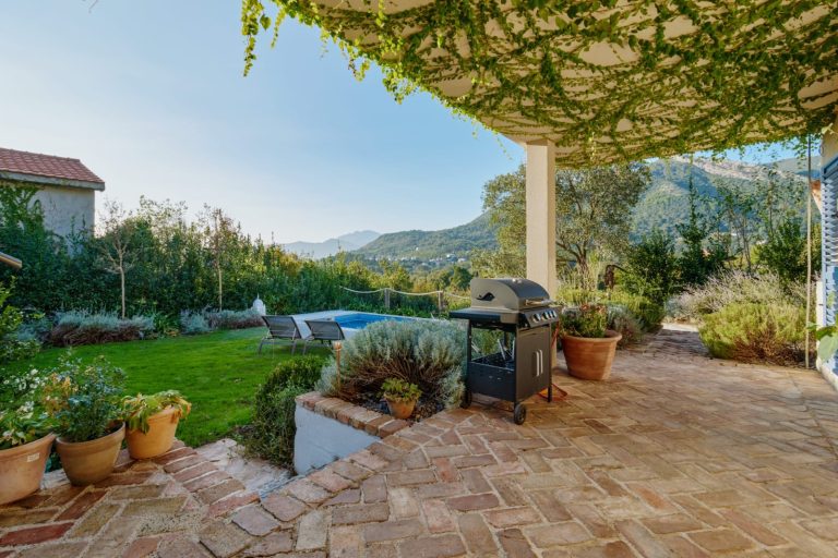 Villa with a swimming pool in the suburbs of Tivat