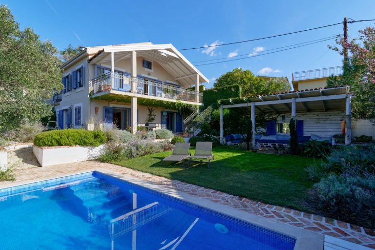 Villa with a swimming pool in the suburbs of Tivat