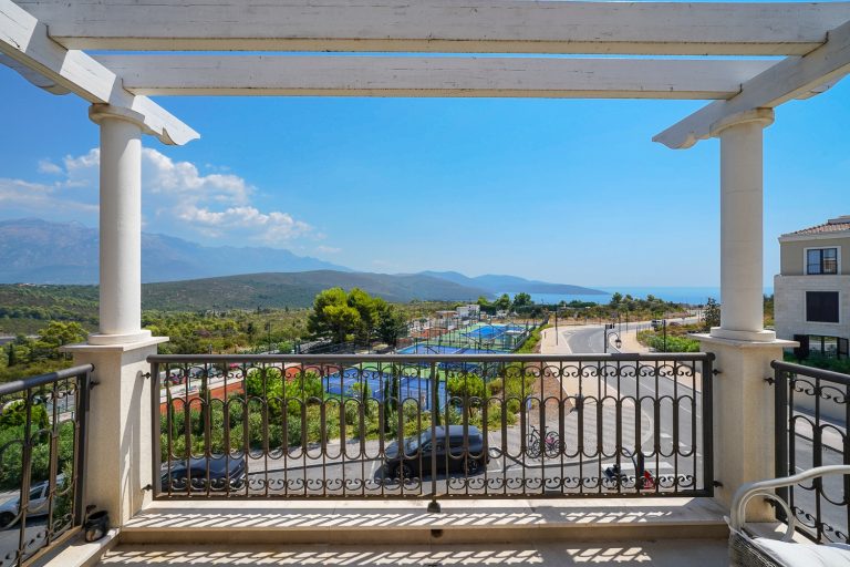 Sea-view 1-bedroom apartment in Centrale Luštica Bay
