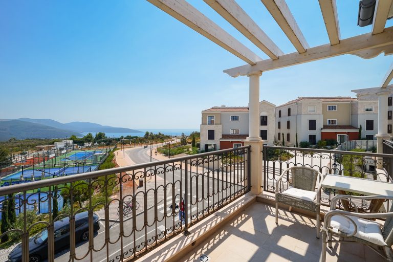 Sea-view 1-bedroom apartment in Centrale Luštica Bay