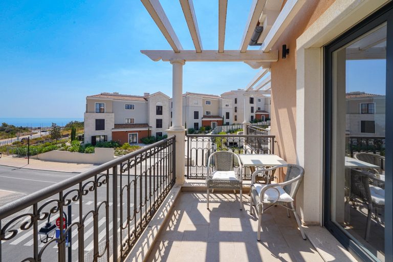 Sea-view 1-bedroom apartment in Centrale Luštica Bay