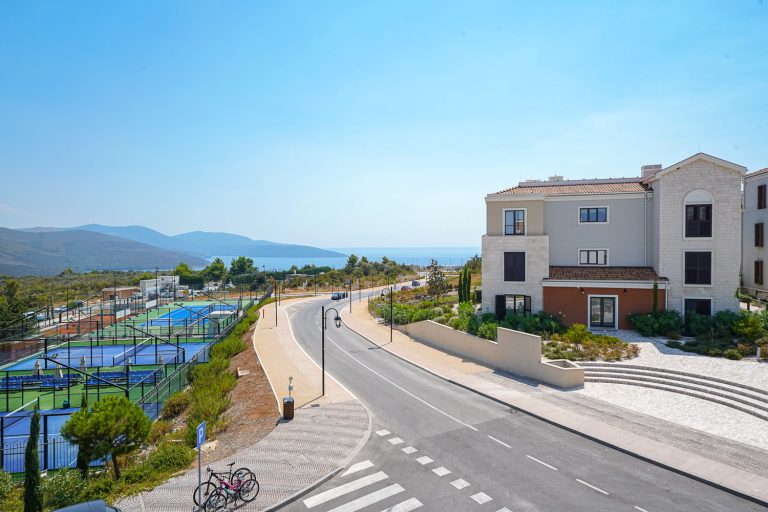 Sea-view 1-bedroom apartment in Centrale Luštica Bay