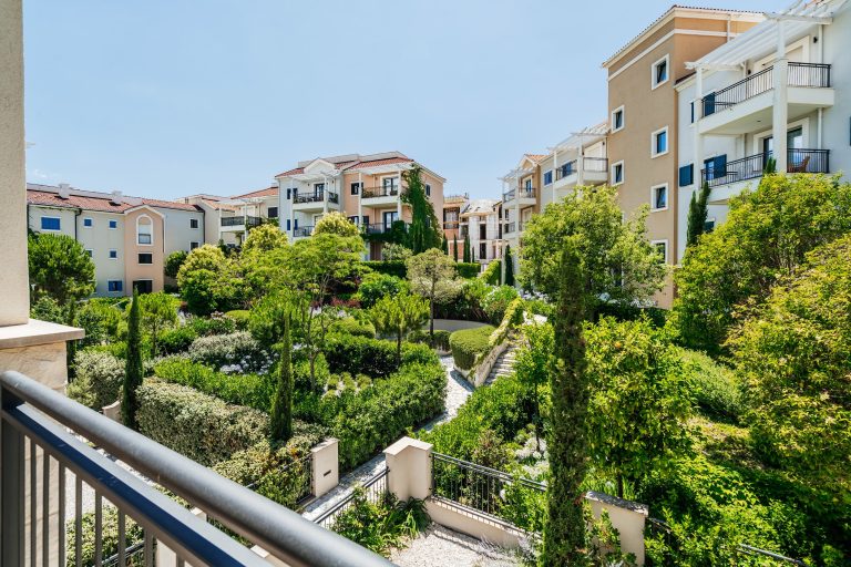 1-bedroom apartment with 2 terraces in Centrale Luštica Bay