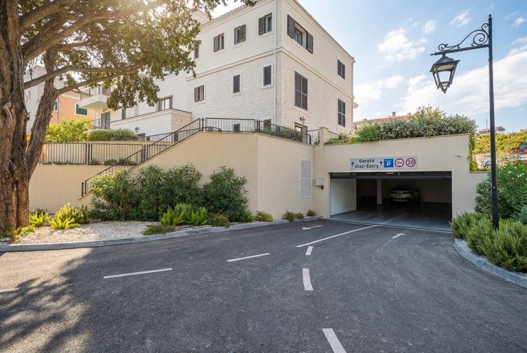 Modern 2-bedroom apartment in Centrale Luštica Bay
