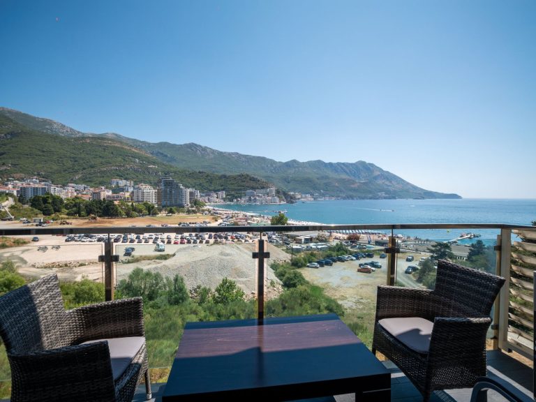 2-bedroom apartment on the front line in Bečići