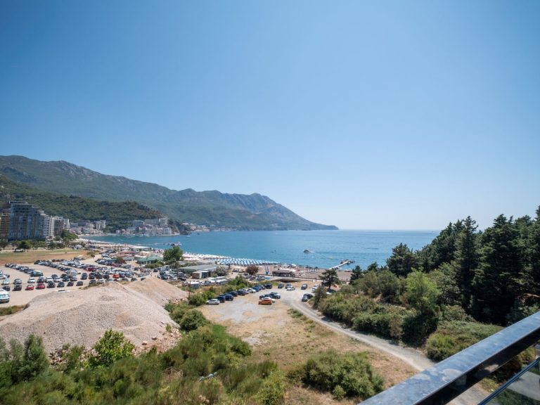 2-bedroom apartment on the front line in Bečići