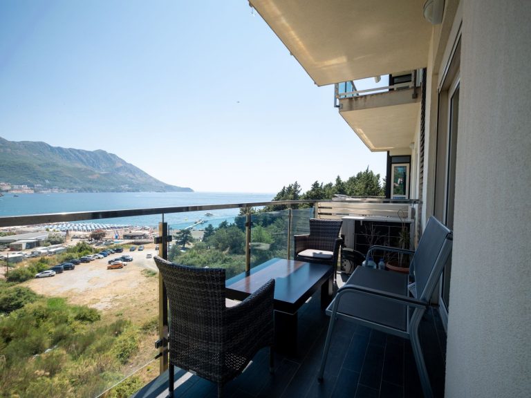 2-bedroom apartment on the front line in Bečići